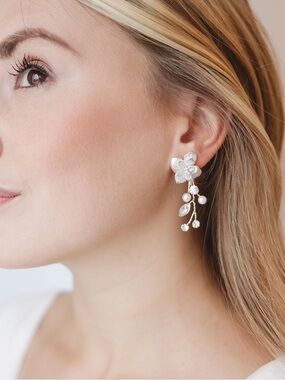DARETH COLBURN PETITE DELICATE FEMININE ROMANTIC PEARL FLORAL EARINGS / SILVER